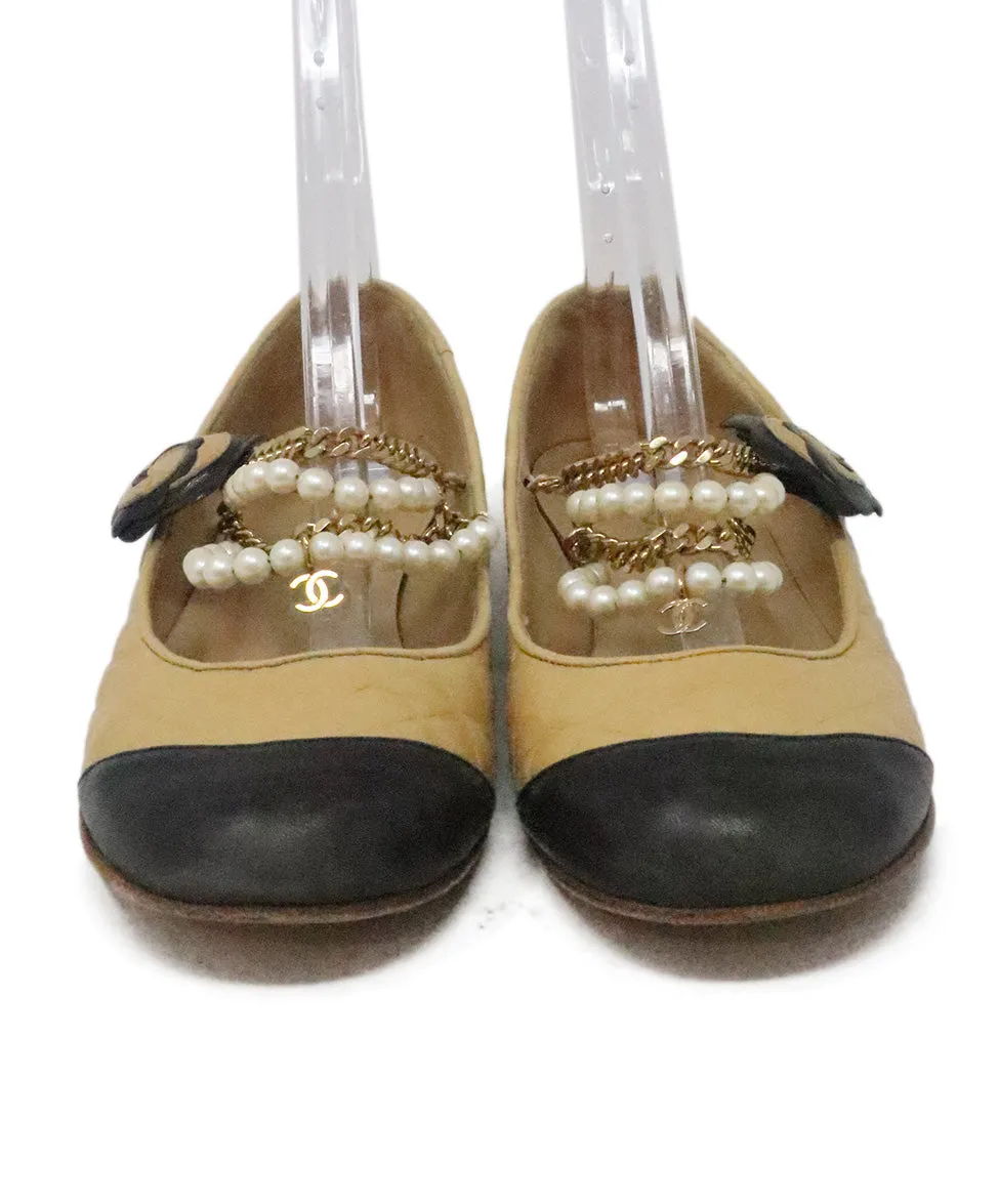 Chanel Tan & Black Flats w/ Ankle Chain sz 7