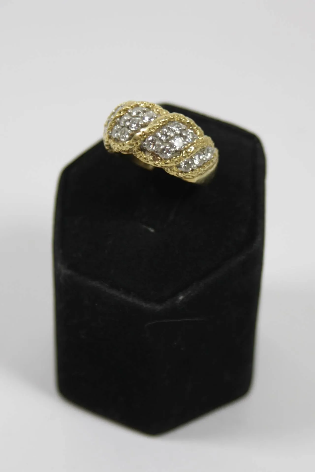 DIAMOND Cut and 18 Karat Textured Gold Ring Size 5