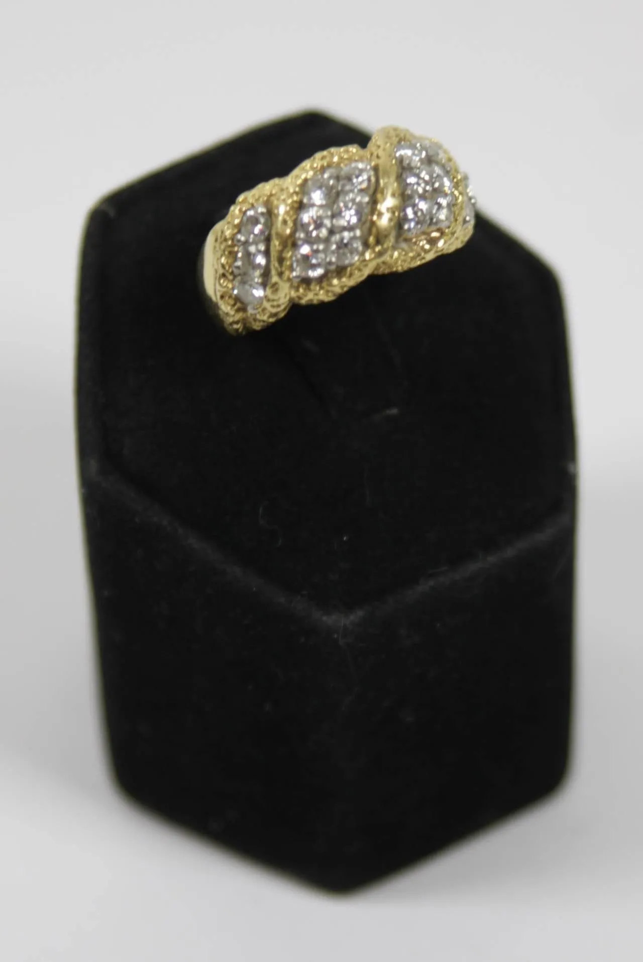 DIAMOND Cut and 18 Karat Textured Gold Ring Size 5