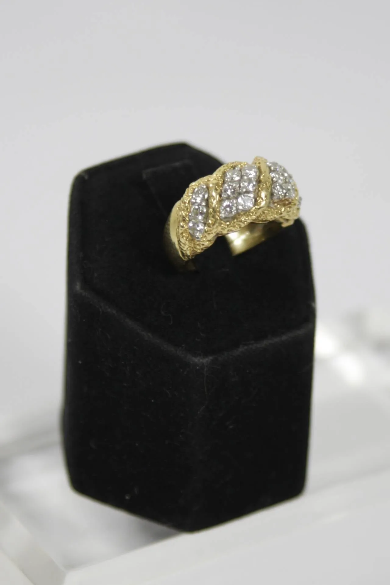 DIAMOND Cut and 18 Karat Textured Gold Ring Size 5